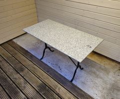 Granittisch mit Gusseisenfuss