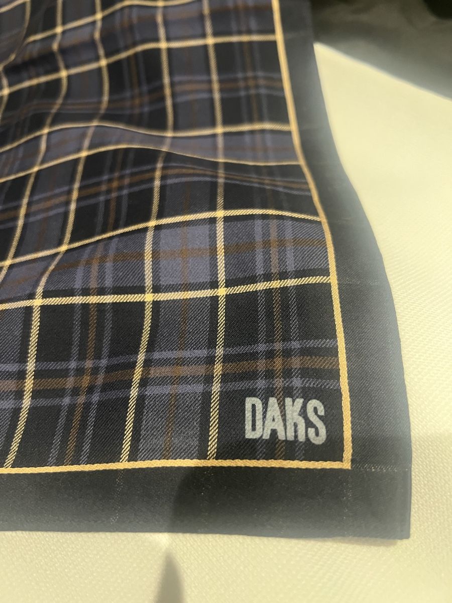 Foulard & Sciarpe: DAKS scarf – Nuovo (secondo la descrizione) da Mont-sur-Lausanne venduto da Gracie-He