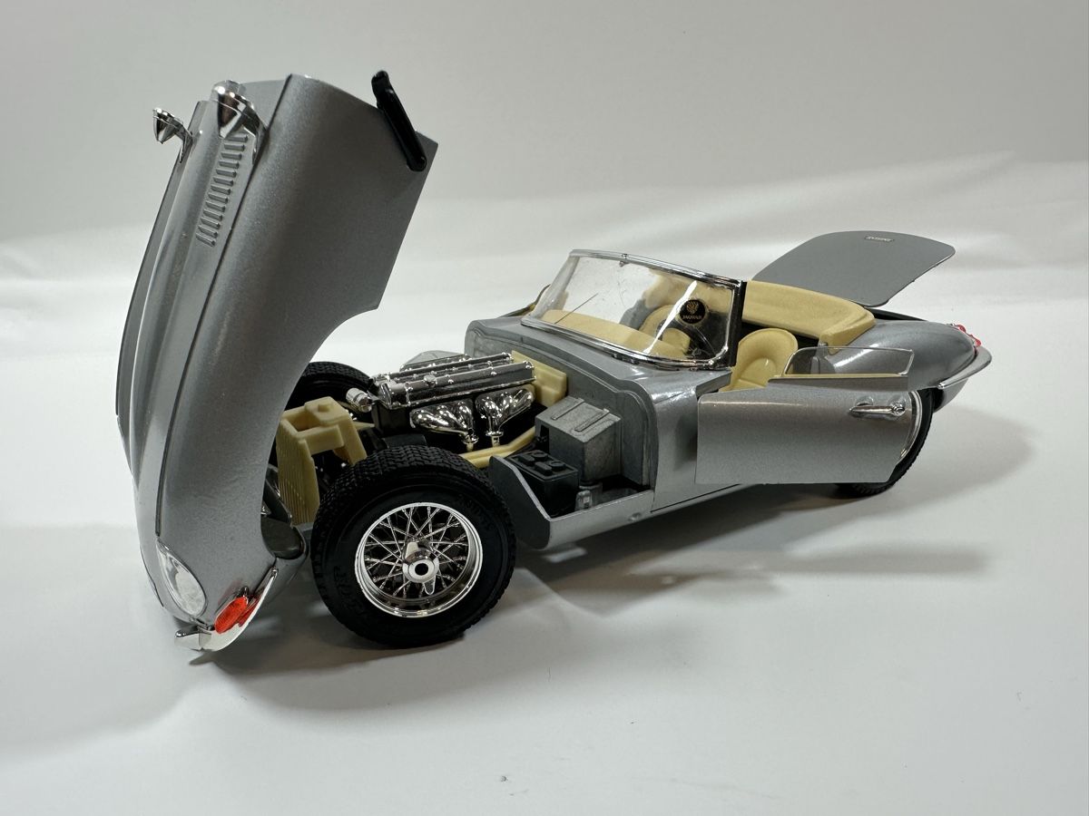 Bburago Modellini d'auto: 1961 Jagaur E Type Cabriolet 1:18, silbrig, BBURAGO – Usato da Zofingen venduto da rf9_x2xt 8
