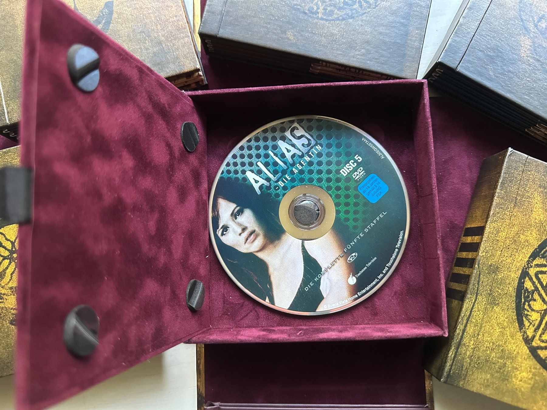 Alle DVDs: ALIAS DIE AGENTIN komplette Serie in rarer Sammlerbox – Gebraucht aus Basel von Partridge 3