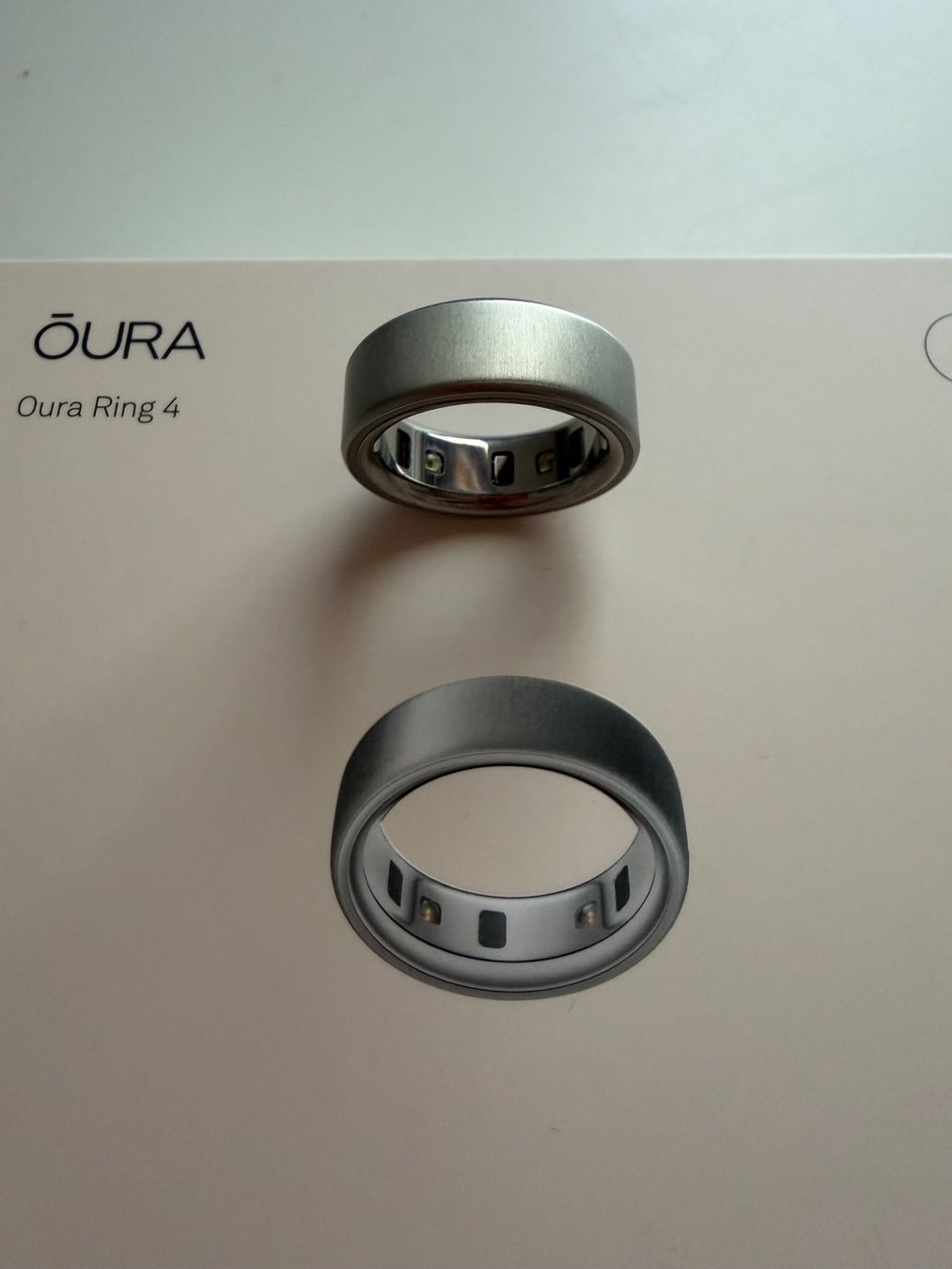 Oura Anelli: OURA Ring 4 - Brushed silver - Grösse 8 – Nuovo (secondo la descrizione) da Rupperswil venduto da Jolie5 1