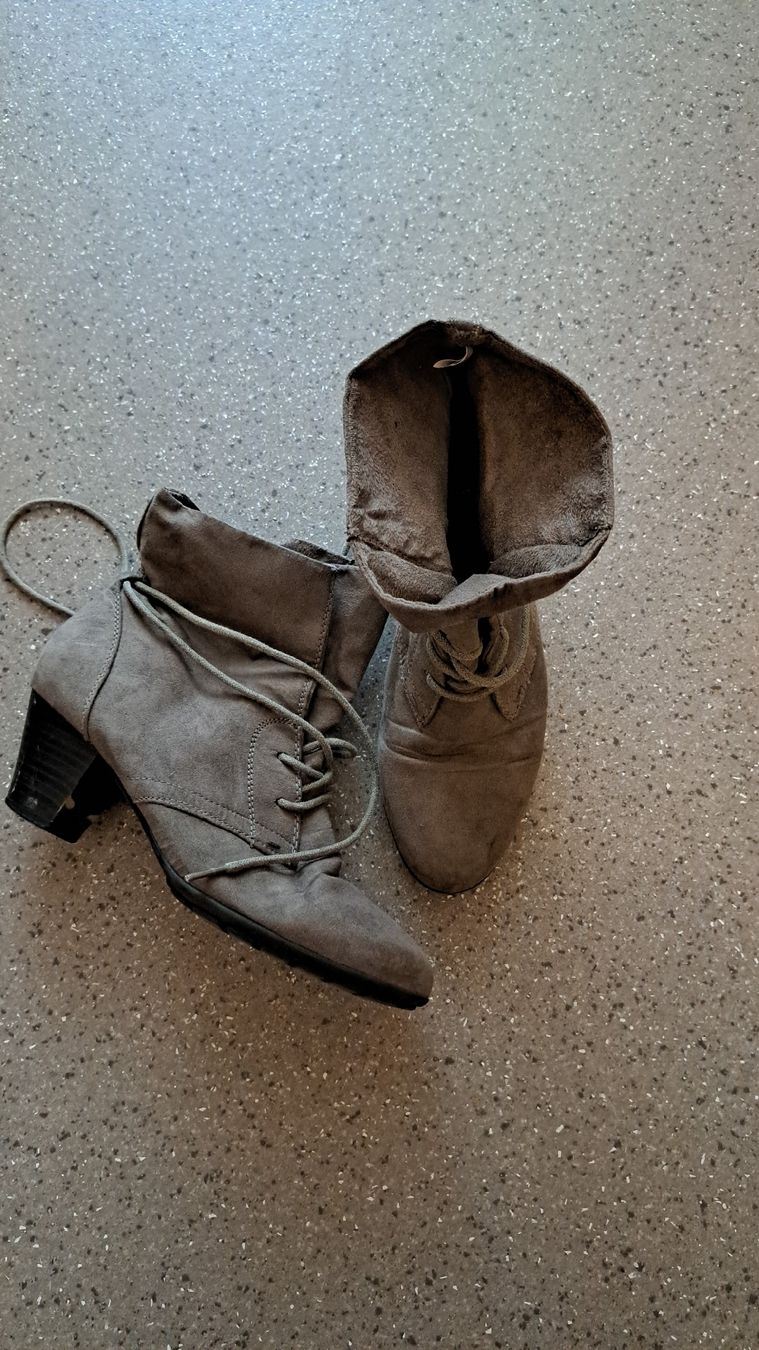 Scarpe da donna: Stiefeletten Wildlederimitat, Gr. 38 – Usato da Effretikon venduto da Staila09