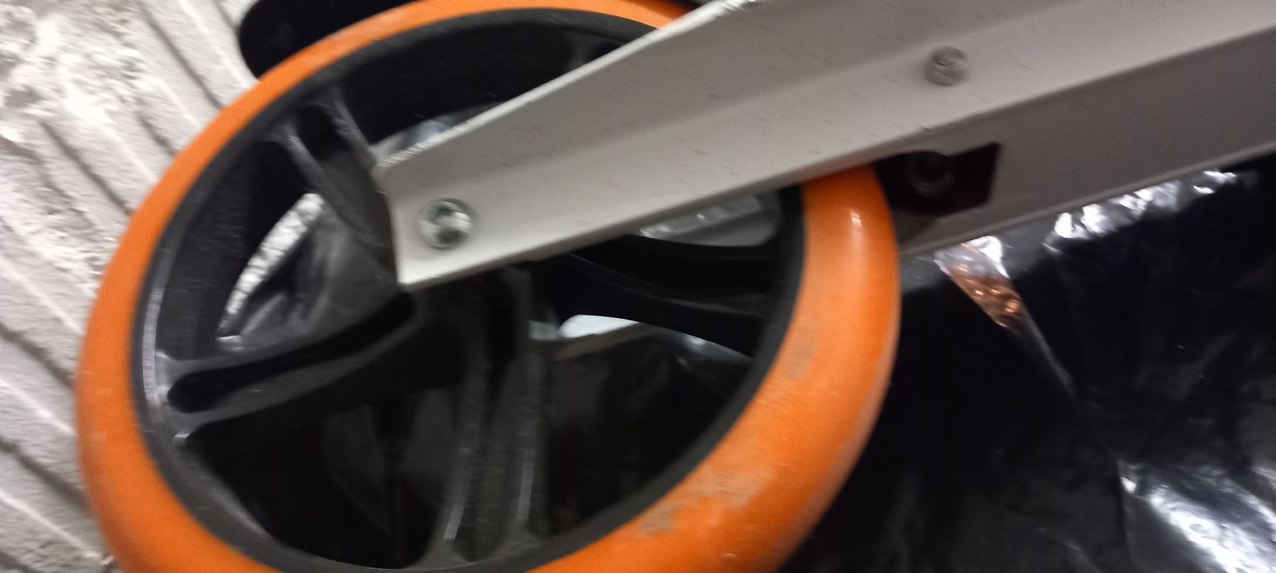 Scooters: Tretroller weiss orange gebrauchte Zustand – Gebraucht aus Zürich von Reyniii 6