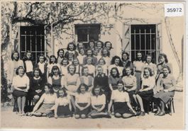 Höhere Mädchenschule mit Unterschriften