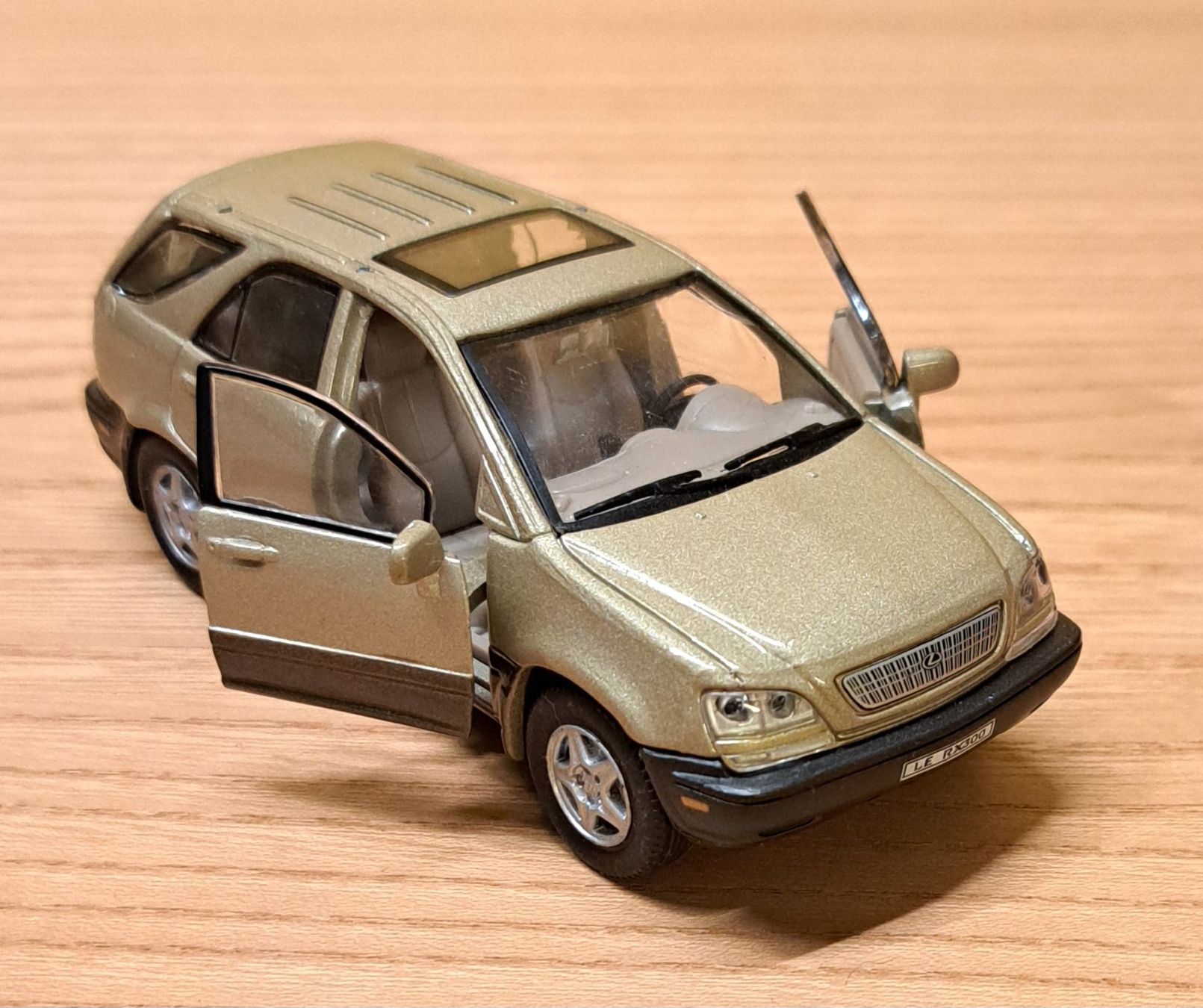 Lexus Modellini d'auto: Lexus RX300 Modell – Usato da Dietlikon venduto da kosta.katoglou 2