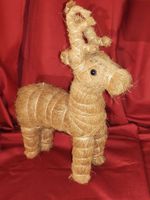 Weihnachtsdeko Rentier aus Naturmaterial Bast (30 cm) 🦌
