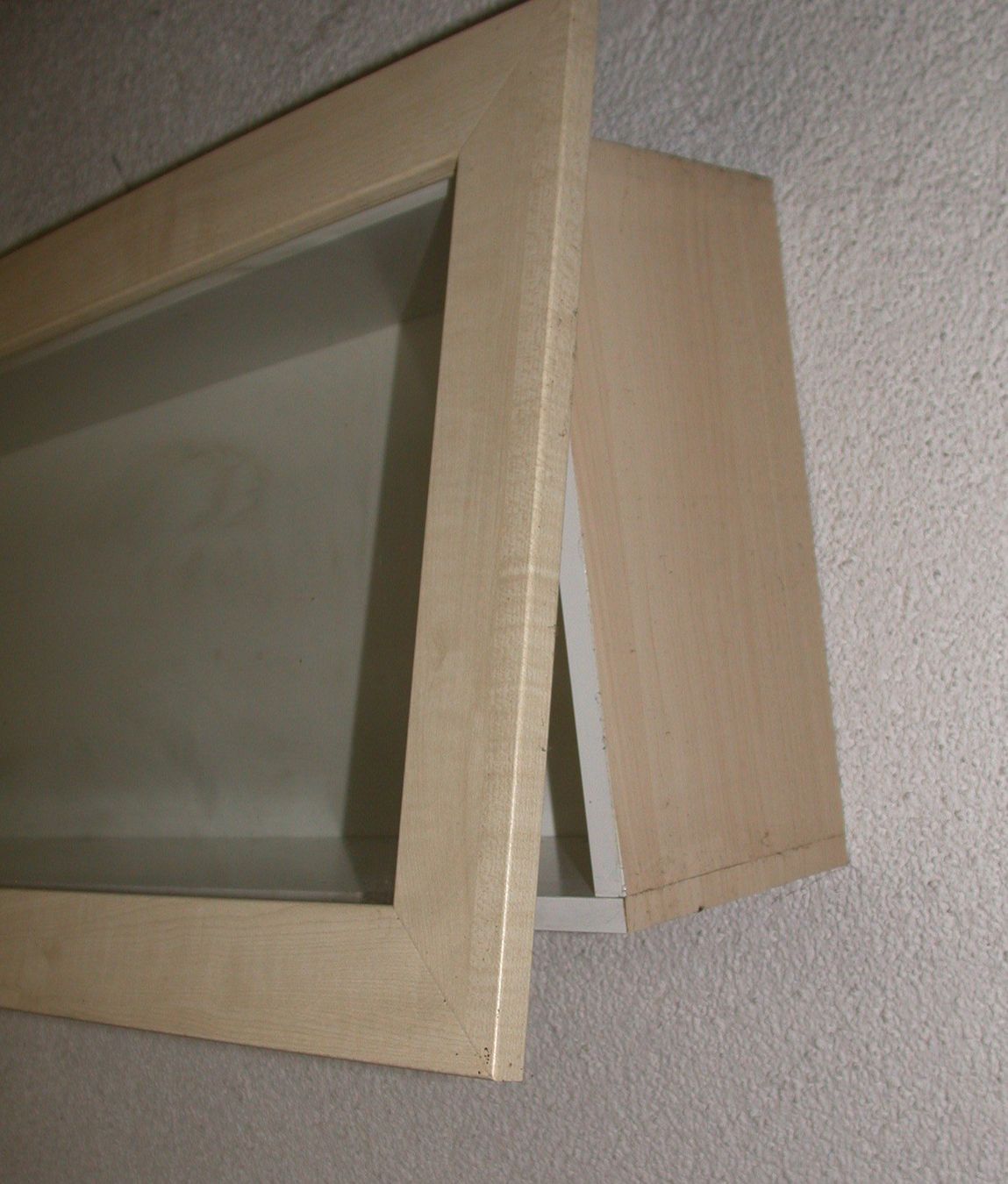 Ikea Regale: Hängeregal mit Glas, beiges Holz – Gebraucht aus Lengnau AG von imf_s96l 1