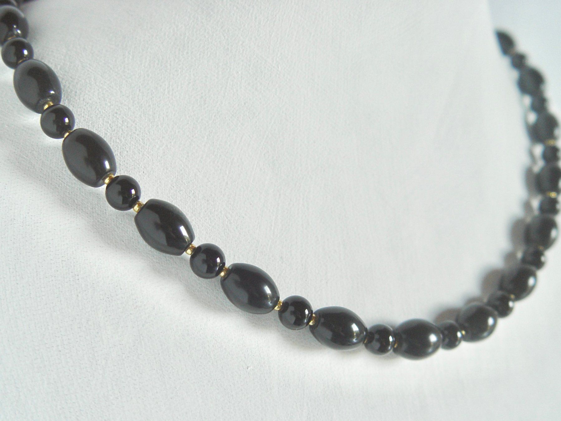 Colliers: Collier aus schwarzem Obsidian – Neuf (Voir description) à Henggart par gernli 3