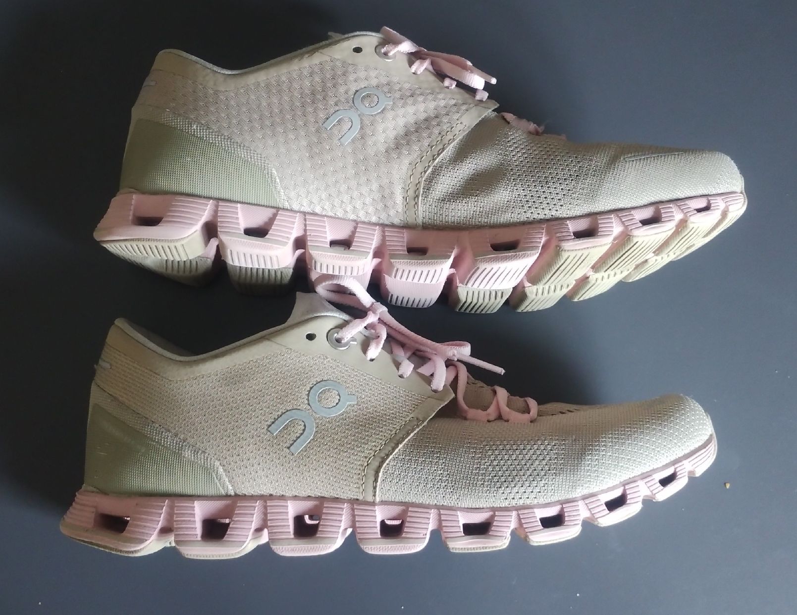 On Scarpe da donna: On Cloud Schuhe Damen Grösse 39  – Usato da Schiers venduto da bak007 1