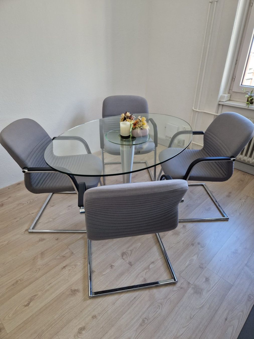 Set di tavolo e panche: Besprechnungstisch mit 4 Stühlen – Usato da Meilen venduto da sunneschy03