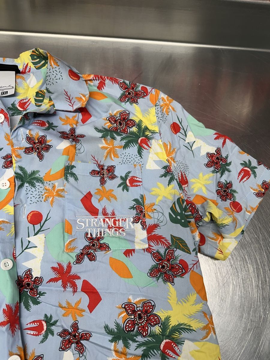 T-shirt: Sehr coole Stranger Things Hawaii – Usato da Schwende venduto da weesli 1