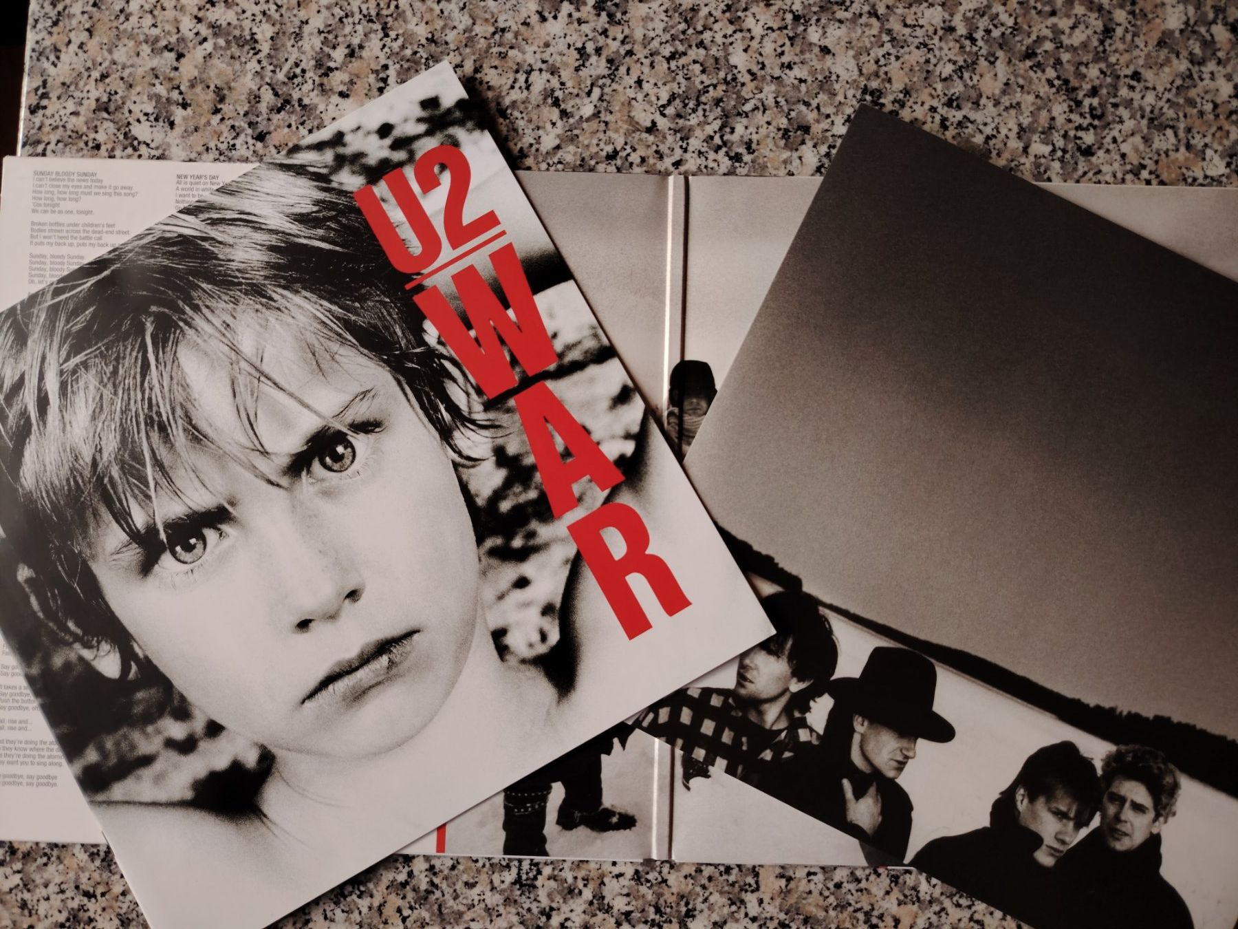 Dischi in vinile: U2 War Vinyl LP mit Booklet – Nuovo (secondo la descrizione) da Arlesheim venduto da stickyfingers1 3