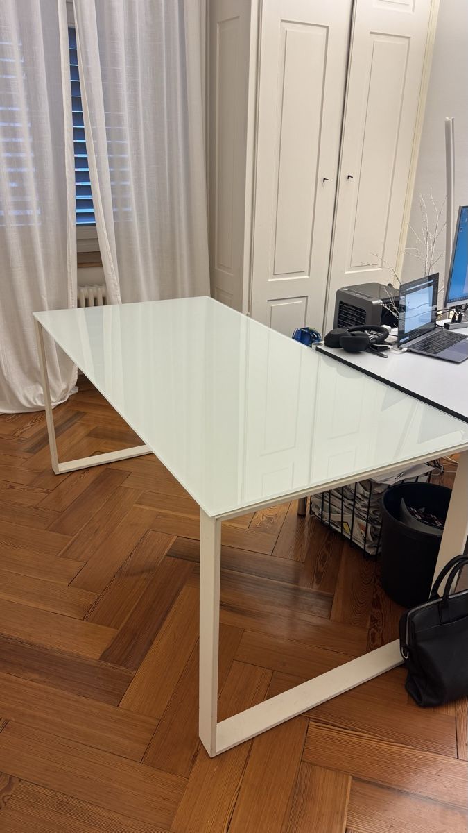 Interio Bureaux: Bürotisch weiss mit Glasplatte, von Interio – D'occasion à Zürich par wenzdiesel1