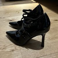 High Heels mit Schnallen