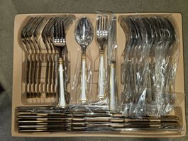 Ménagère couverts inox avec dorure état neuf coffret