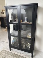 Vitrine, schwarz mit Glas