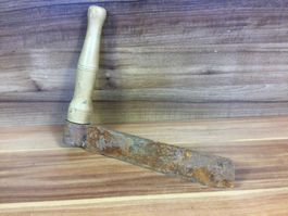 Altes rostiges Schindelmesser mit Holzgriff