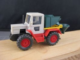 Landwirtschafts Traktor mit Streuaufsatz
