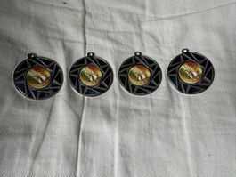 4 gleiche silberne Medaillen 