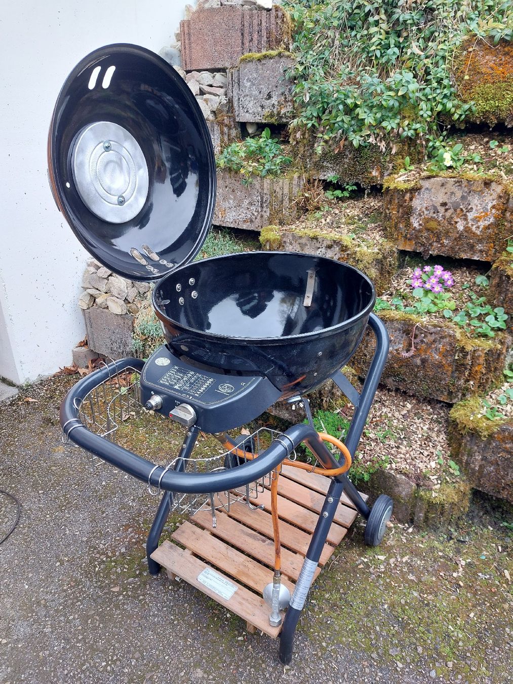 Outdoorchef Grills: Outdoorchef Gasgrill Kugelgrill gereinigt, sauber umgerüstet – Gebraucht aus Kriens von Allerhand5 6