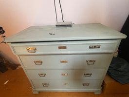 Antike Kommode in Weiss und Shabby Chic Art