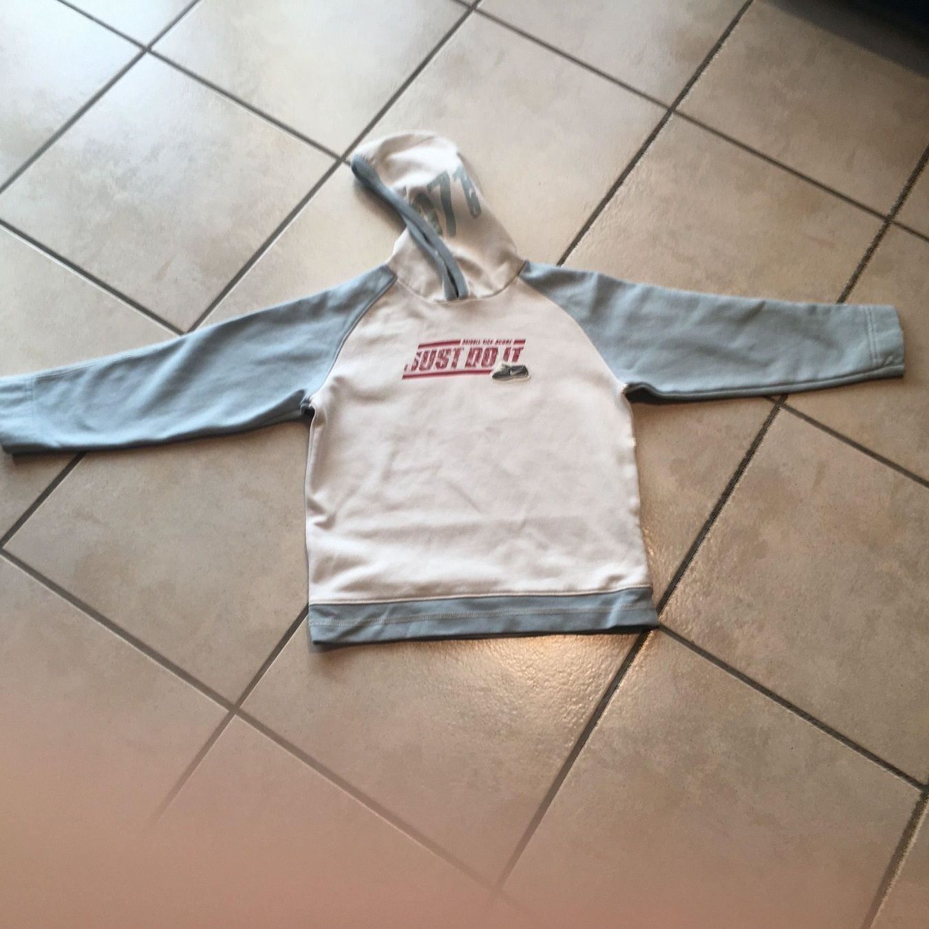 Nike Maglioni & Felpe: Sweatshirt 116 / 128 NIKE mit Kaputzen – Usato da Orpund venduto da Mary8972 1
