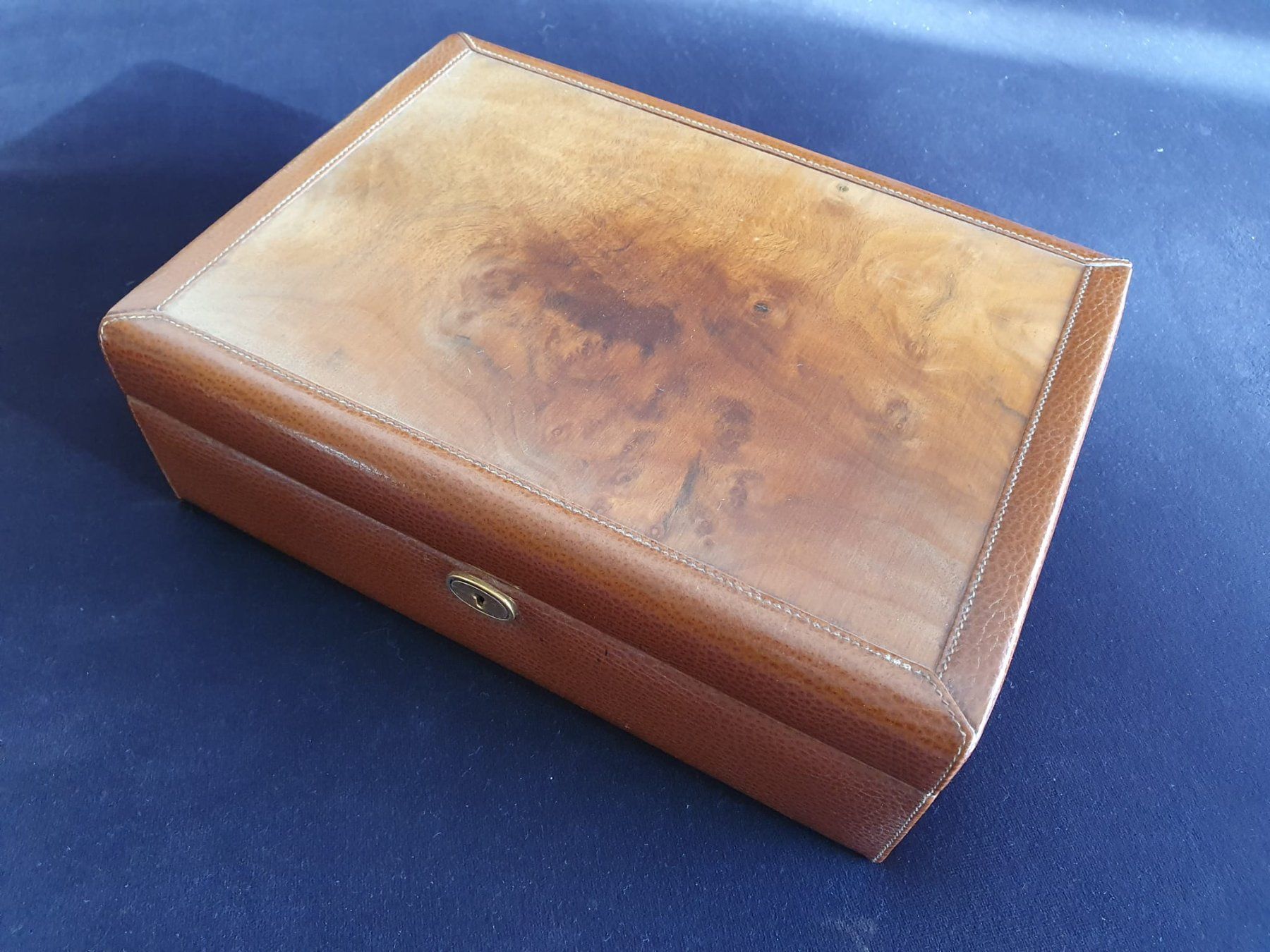 Barattoli: Boîte à cigares en bois de l orme+cuir – Usato da GENEVE venduto da goldforall