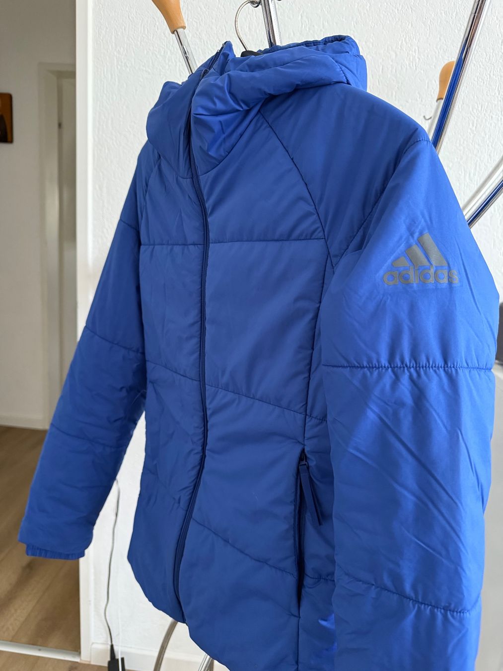 Adidas Giacche: Adidas Jacke mit Kapuze – Usato da Schlieren venduto da van_qcj5 1