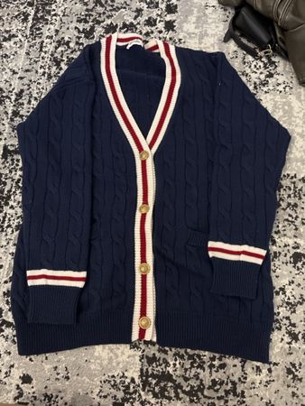 Strickjacke dunkelblau mit Streifen und Knöpfen Grösse M