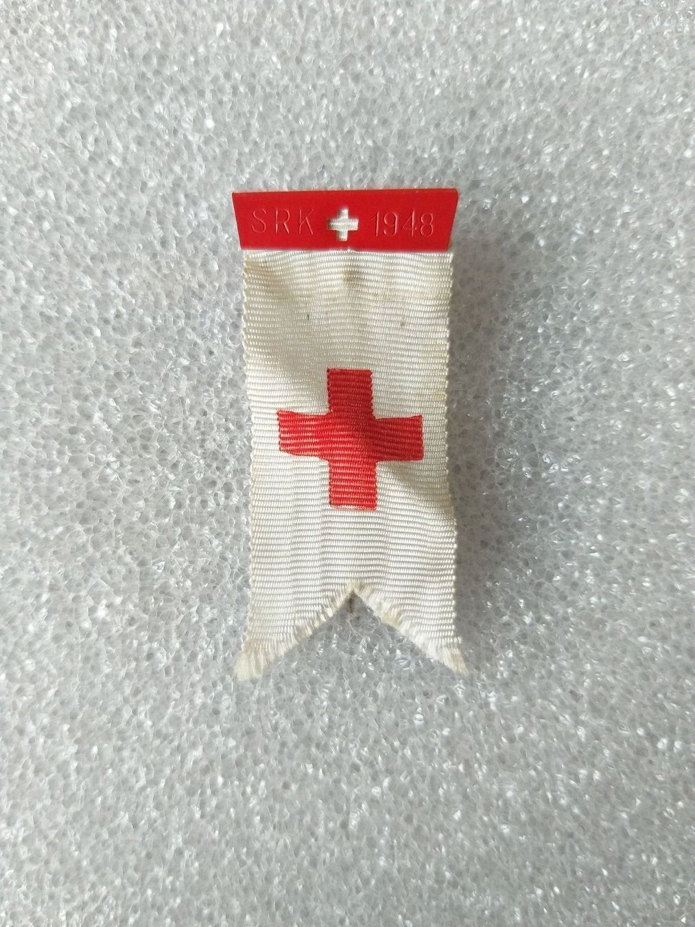 Plaketten & Abzeichen: Abzeichen Rotes Kreuz 1948 Anstecknadel – Gebraucht aus Bauma von SwissMilitaria