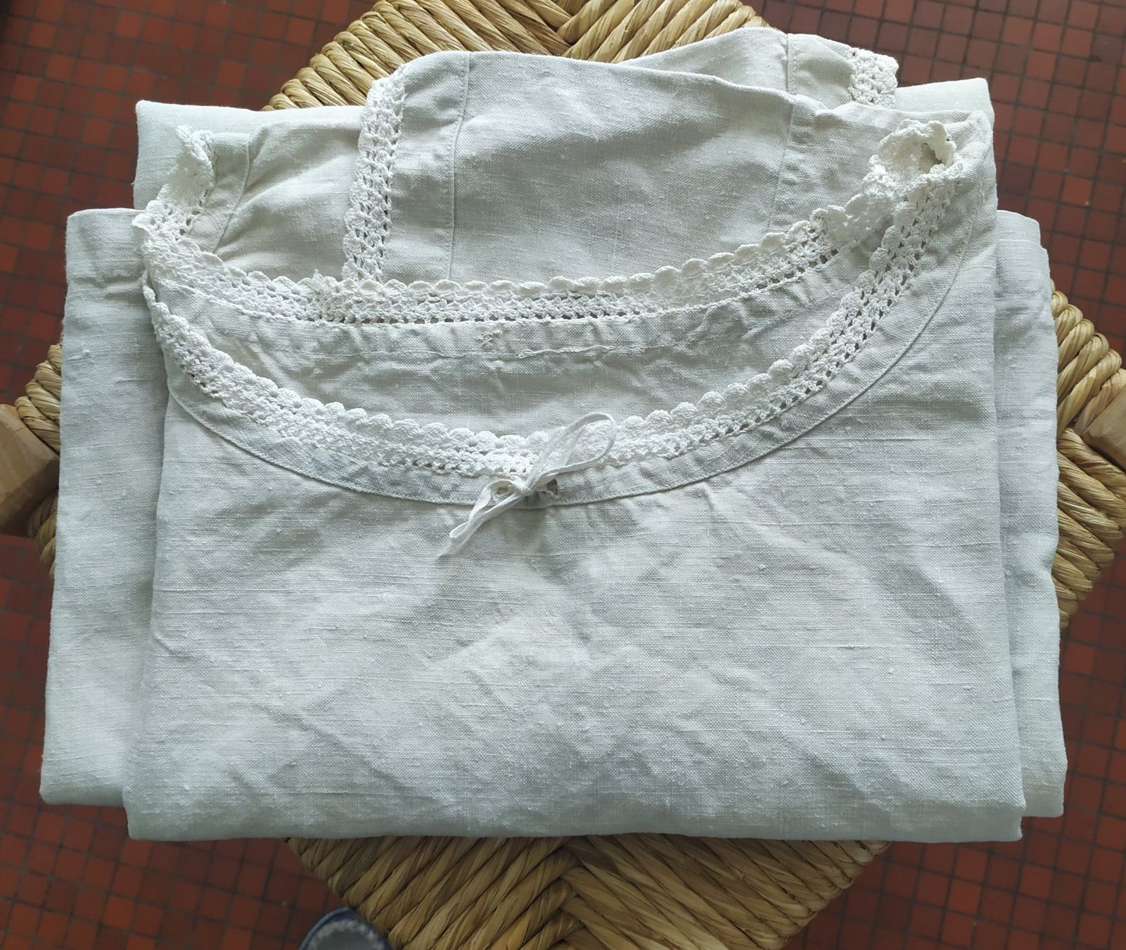 Vestiti: Uraltes Leinenkleid mit gehäkelten Rändern – Usato da Chezard St-Martin venduto da Loucail 7