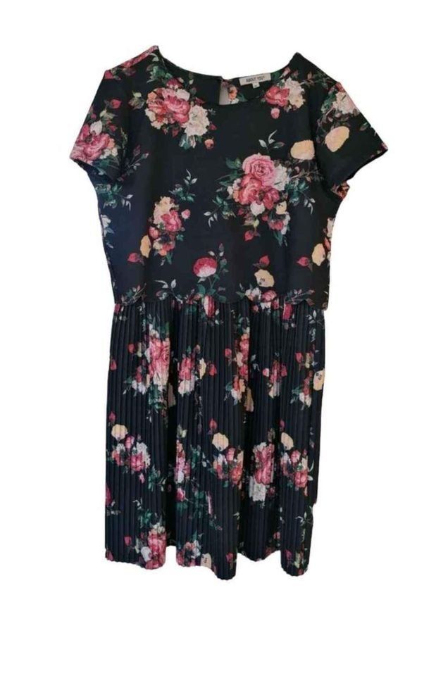Vestiti: Kleid mit Blumenmuster Gr. 40 / L – Usato da Nänikon venduto da Manta87
