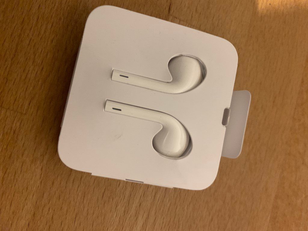 Apple Kopfhörer: NEU Original Apple Earpods Kopfhörer Lightning Stecker – Neu und originalverpackt aus Brunnen von 23068