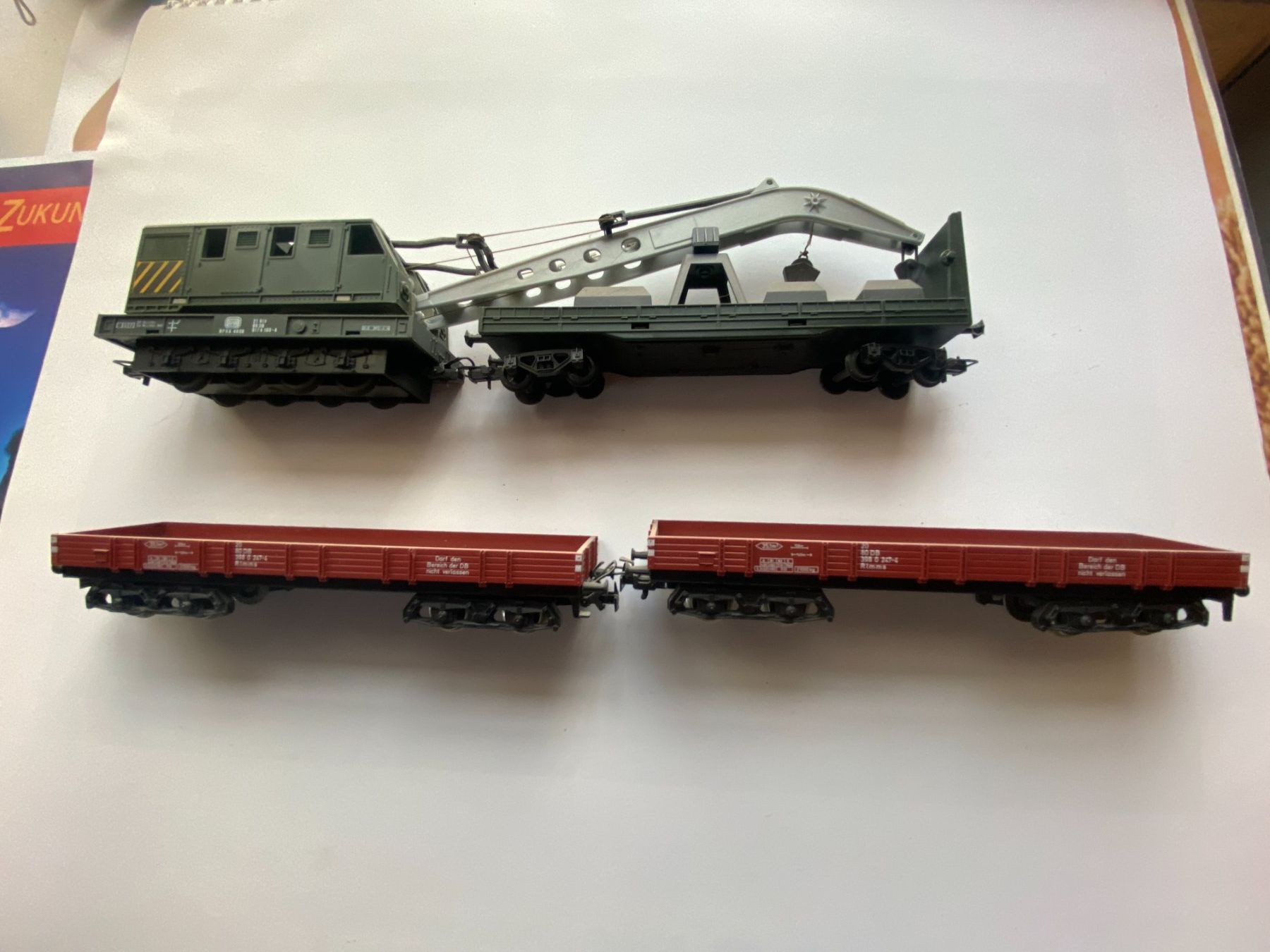Modellini di ferrovie: H0 Kranwagen mit 2 Güterwagen – Usato da Rutschwil venduto da Kybi02