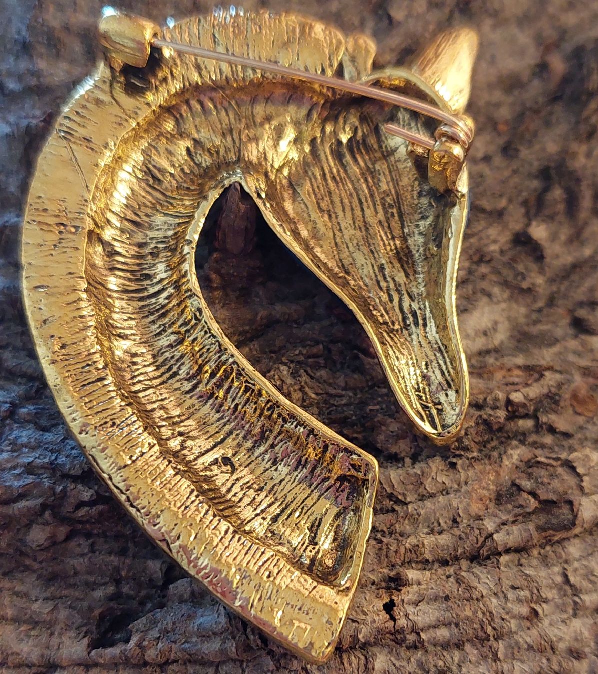 Spille & Fermagli: Brosche Giraffe goldfarben mit blauem und buntem Strass – Nuovo (secondo la descrizione) da Oberwil BL venduto da Hunajakakku 6