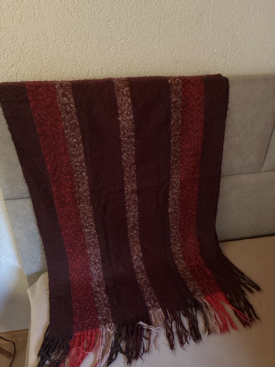 Foulard & Sciarpe: Écharpe rayée bordeaux et rouge  – Usato da Villars-sur-Glâne venduto da Raemy_and_Co 2