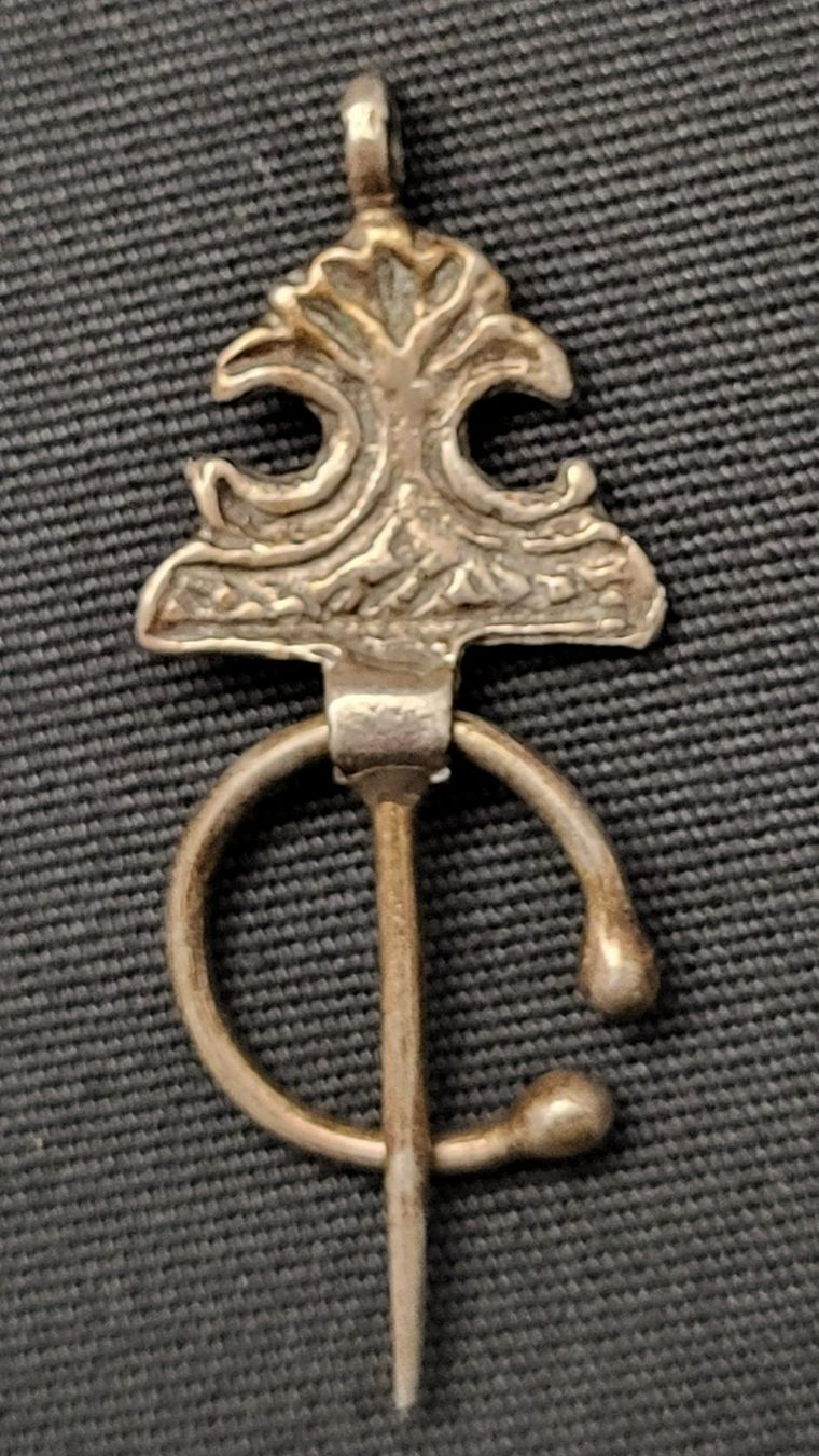 Anhänger: Kleider-Fibel – Gebraucht aus Basel von spinne02 3