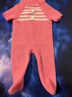 Vintage Puppen‑Strickoverall mit Füssen, rosa.