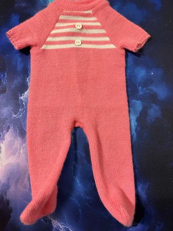 Vintage Puppen‑Strickoverall mit Füssen, rosa.
