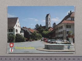 Gelterkinden BL, Brunnen, Kirche, Autos