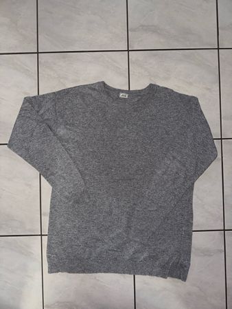 Grauer Pullover