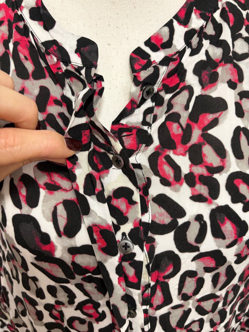 Brax Camicette: Brax Bluse mit Leo-Print pink grau Viskose 40 – Nuovo (secondo la descrizione) da Regensdorf venduto da secondchancefashion 1