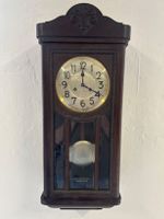 Wanduhr defekt aus Holz mit Pendel und Aufziehschlüssel