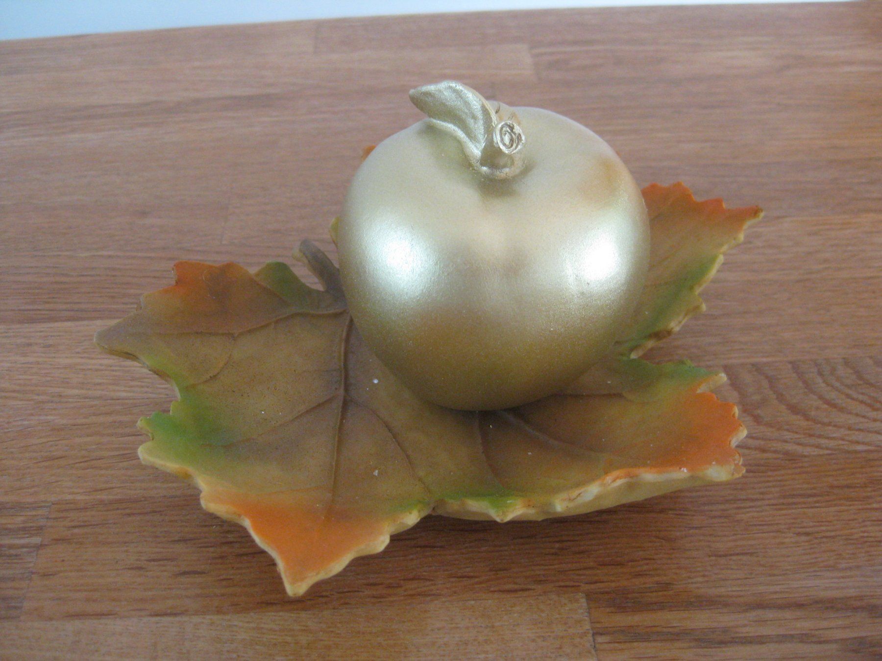 Tutte le decorazioni: Schönes Herbstblatt mit einem goldigen Apfel – Nuovo (secondo la descrizione) da Romanshorn venduto da Wazoohandlung