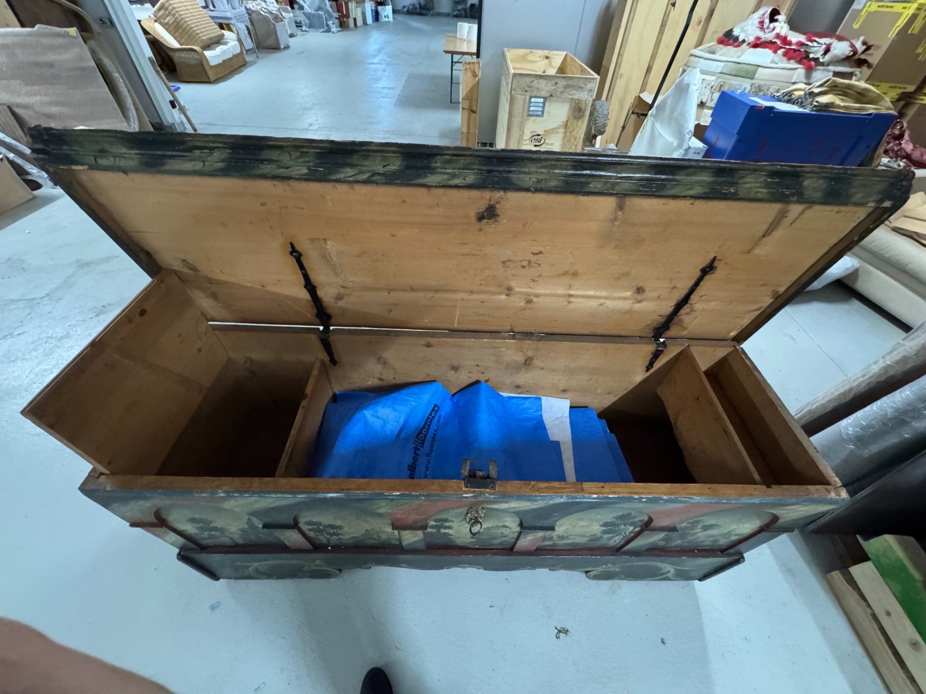 Allestimento di negozi e stand fieristici: 16th century Italian Bahut – Usato da Gsteig b. Gstaad venduto da Auctionly 7