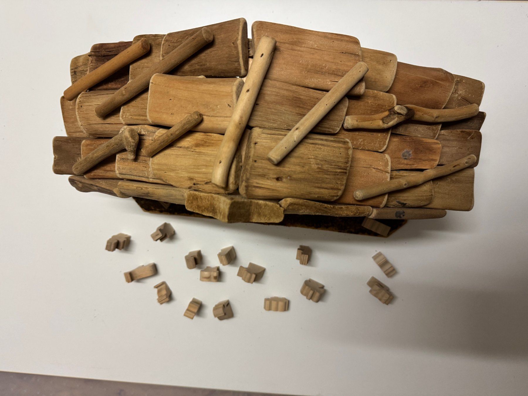 Alle Dekorationen: Krippe mit Figuren aus Holz – Gebraucht aus Wiezikon b. Sirnach von Mobelix 1