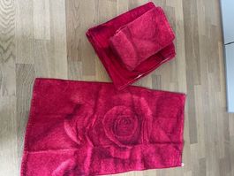 4 Handtücher / 2 Badetücher mit Rosenmotiv