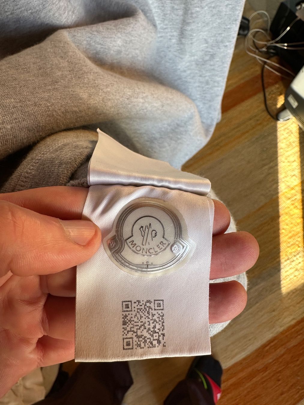 Moncler Pullover & Sweatshirts: Original Grey Moncler sweatshirt – Neu (gemäss Beschreibung) aus Villars-Burquin von Iliasso 4