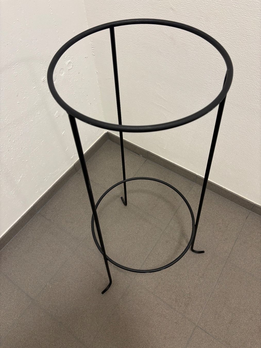 Autres articles pour la maison: Pflanzenständer Metall (mit oder ohne Schale möglich) – D'occasion à Zürich par jimmy_12 2