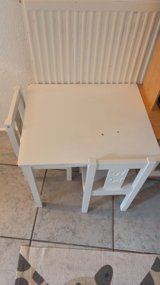 Tischset: Childrens Table and 2 Chairs Set White Good Condition – Gebraucht aus Dietikon von adr_pw26
